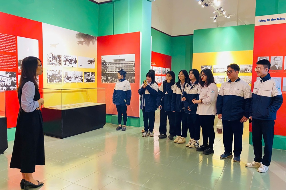 Bảo tàng Hải Phòng hiện đang trưng bày Chuyên đề “Đảng Cộng sản Việt Nam - Vinh quang và tự hào” Nhân dịp mừng Đảng, mừng xuân Ất Tỵ 2025 và Kỷ niệm 95 năm Ngày thành lập Đảng Cộng sản Việt Nam (03/02/1930 - 03/02/2025) và 95 năm thành lập Đảng bộ thành phố Hải Phòng (4/1930 - 4/2025)