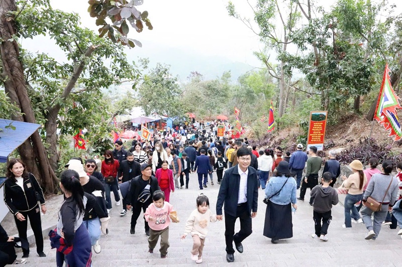 Du khách đến tham quan tại đền Cao An Phụ, thị xã Kinh Môn, tỉnh Hải Dương
