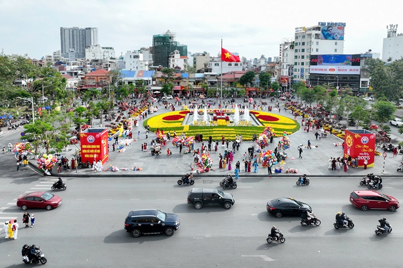 Quảng trường Nhà hát Thành phố Hải Phòng thu hút khách du lịch đến tham quan, check in