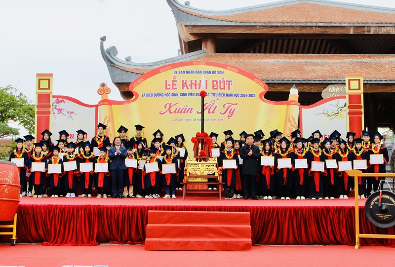 Các em học sinh, sinh viên được biểu dương tại buổi lễ