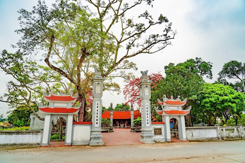 Cụm di tích Từ Lương Xâm – căn cứ bản doanh của Đức vương Ngô Quyền năm 938, tọa lạc trên địa bàn phường Nam Hải, quận Hải An, thành phố Hải Phòng (nơi diễn ra Lễ hội)