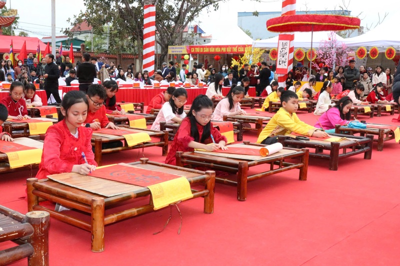 Lễ khai bút đầu Xuân tại TP. Thủy Nguyên cũng là dịp để khơi dậy truyền thống hiếu học, tinh thần vượt khó trong cộng đồng.