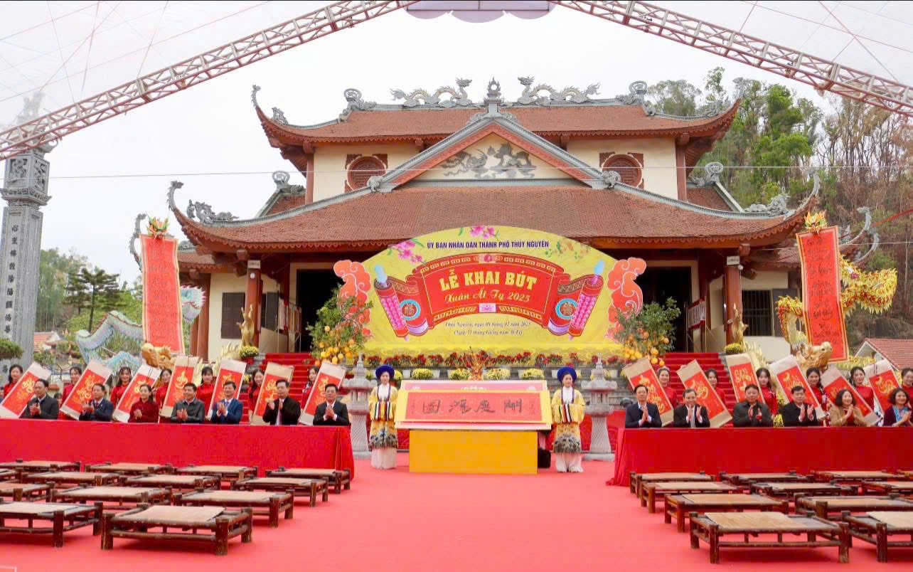 Lãnh đạo thành phố Hải Phòng, thành phố Thuỷ Nguyên thực hiện nghi lễ khai bút đầu xuân