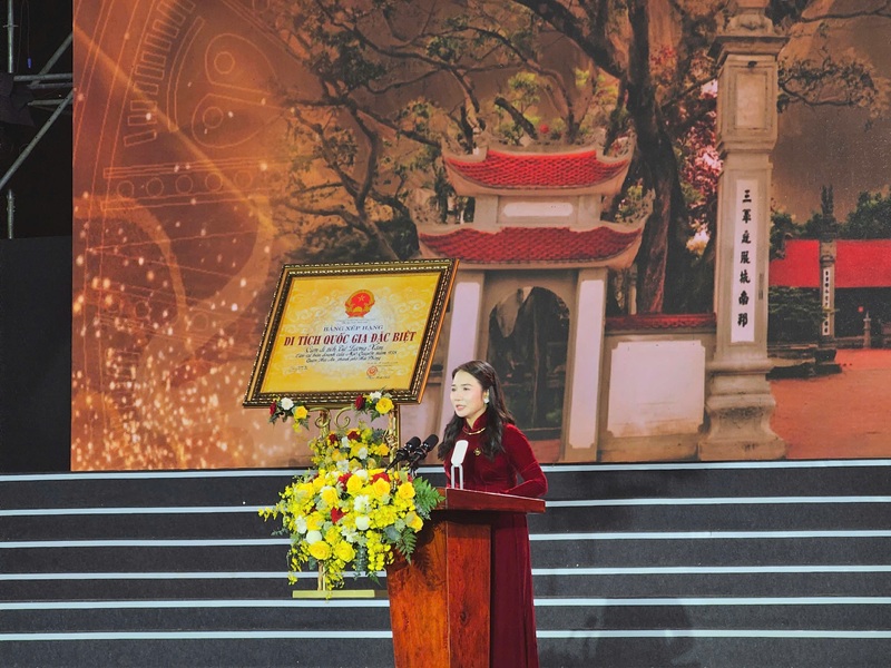 Bà Nguyễn Thị Thu, Bí thư Quận ủy Hải An phát biểu tiếp thu ý kiến chỉ đạo của Thứ trưởng Bộ Văn hóa, Thể thao và Du lịch