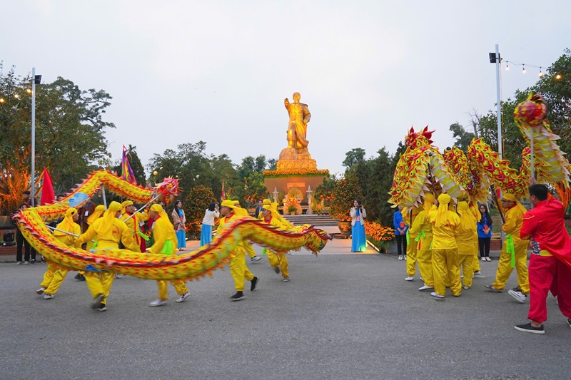 Các đoàn rước lễ về Từ cả trước thềm khai mạc lễ hội Từ Lương Xâm 2025