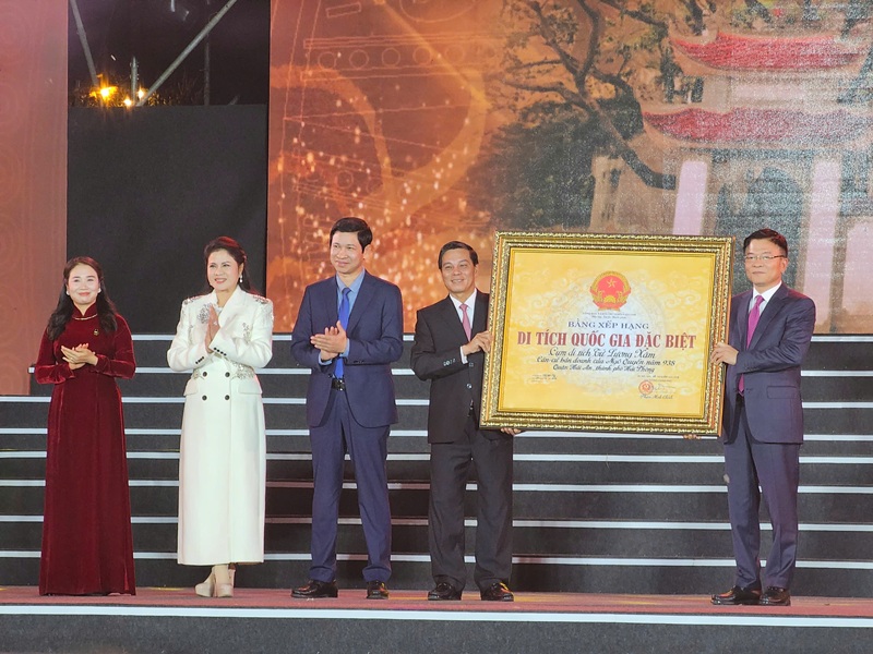 Phó thủ tướng Chính phủ Lê Thành Long (ngoài cùng bên phải) trao bằng xếp hạng di tích quốc gia đặc biệt Cụm di tích Từ Lương Xâm cho lãnh đạo TP. Hải Phòng