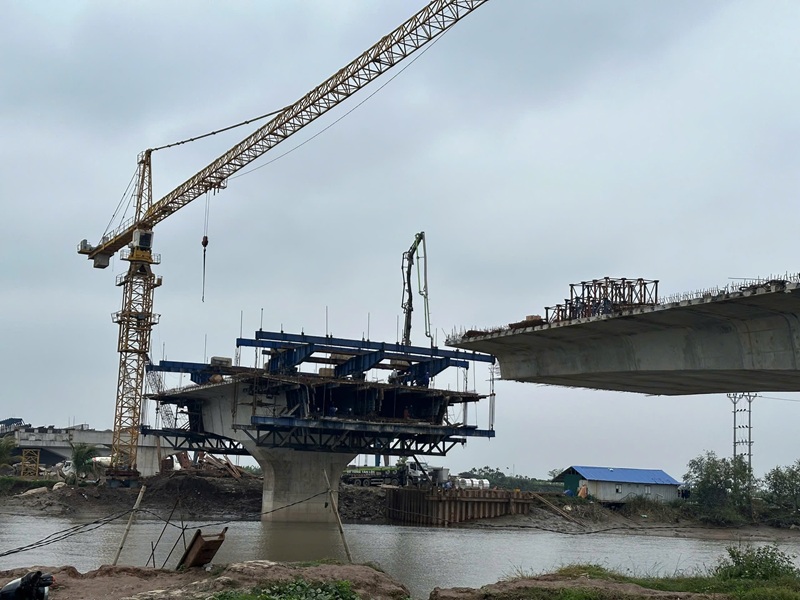 Tại công trường thi công cầu Tiên Thanh thuộc Dự án đầu tư xây dựng tuyến đường từ Đường tỉnh 354 huyện Tiên Lãng đến Quốc lộ 10 huyện Vĩnh Bảo, các đơn vị thi công đang gấp rút đẩy nhanh tiến độ