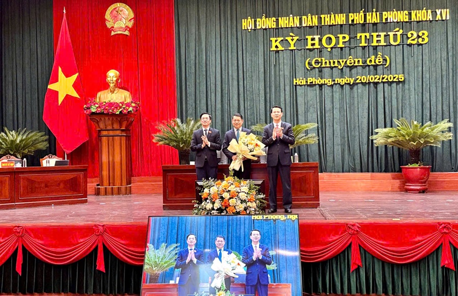 Lãnh đạo HĐND Thành phố chúc mừng ông Phạm Văn Khanh được bầu giữ chức Trưởng ban Đô thị HĐND thành phố Hải Phòng