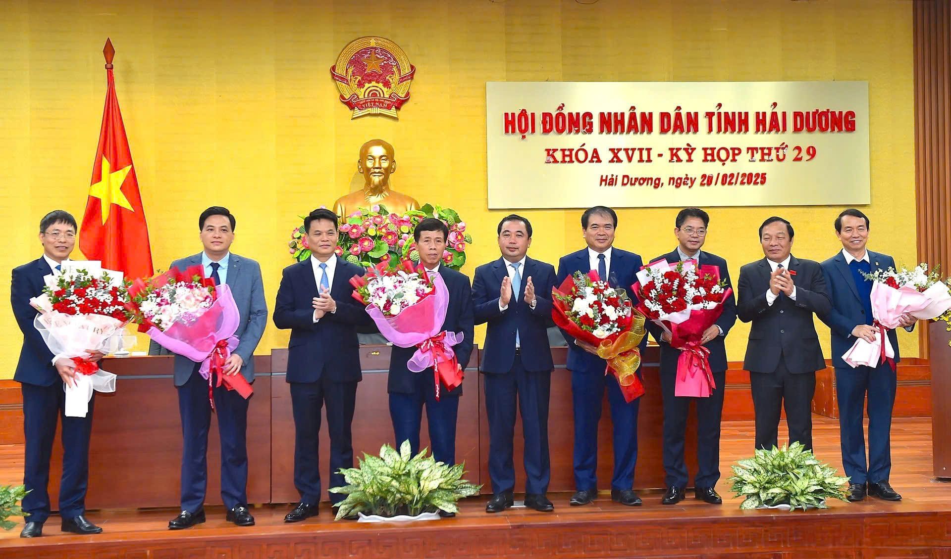 Lãnh đạo tỉnh Hải Dương tặng hoa chúc mừng các Giám đốc Sở vừa được miễn nhiệm, bầu bổ sung Uỷ viên UBND tỉnh