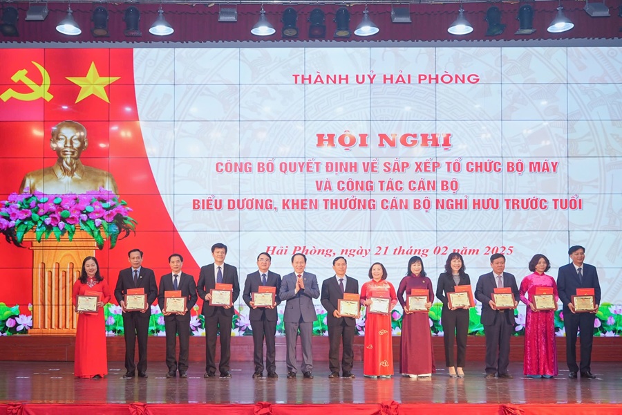 Bí thư Thành ủy Lê Tiến Châu trao Quyết định nghỉ hưu trước tuổi và trao biểu trưng tri ân cho các cá nhân