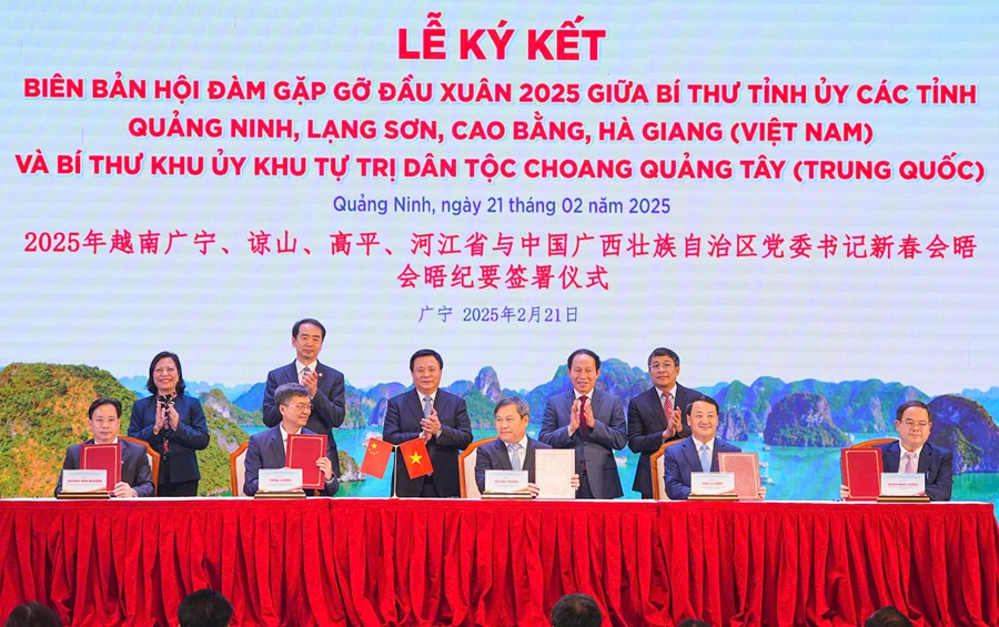 Các Bí thư Tỉnh ủy - Khu ủy hai bên ký kết biên bản Hội đàm Gặp gỡ đầu Xuân 2025