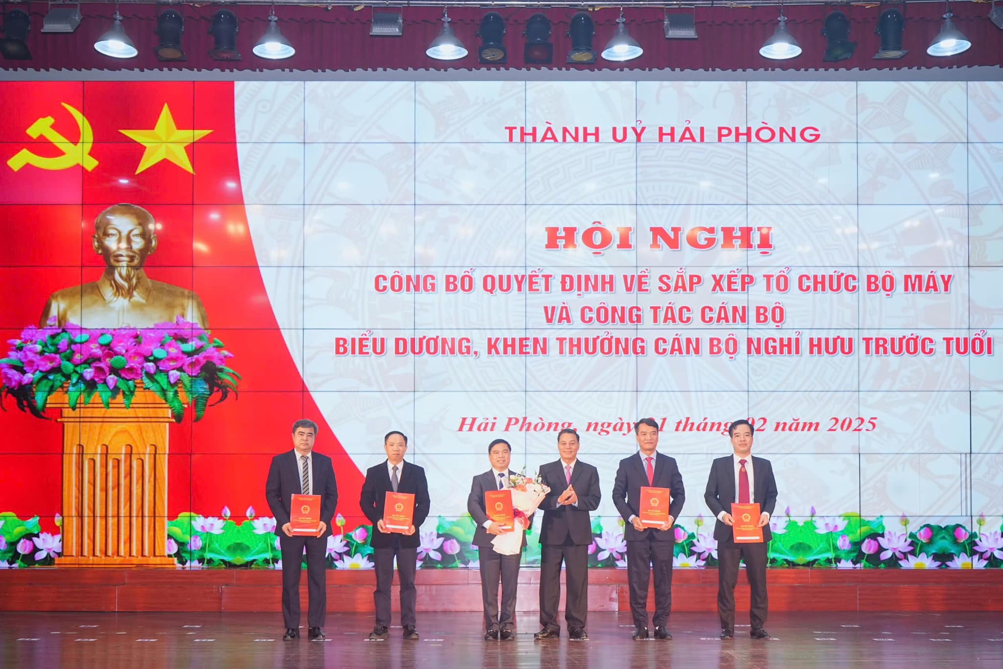 Ông Nguyễn Văn Tùng, Chủ tịch UBND TP. Hải Phòng trao Quyết định và tặng hoa cho ông Dương Đình Ổn, Giám đốc Sở Nông nghiệp và Môi trường và ban giám đốc Sở