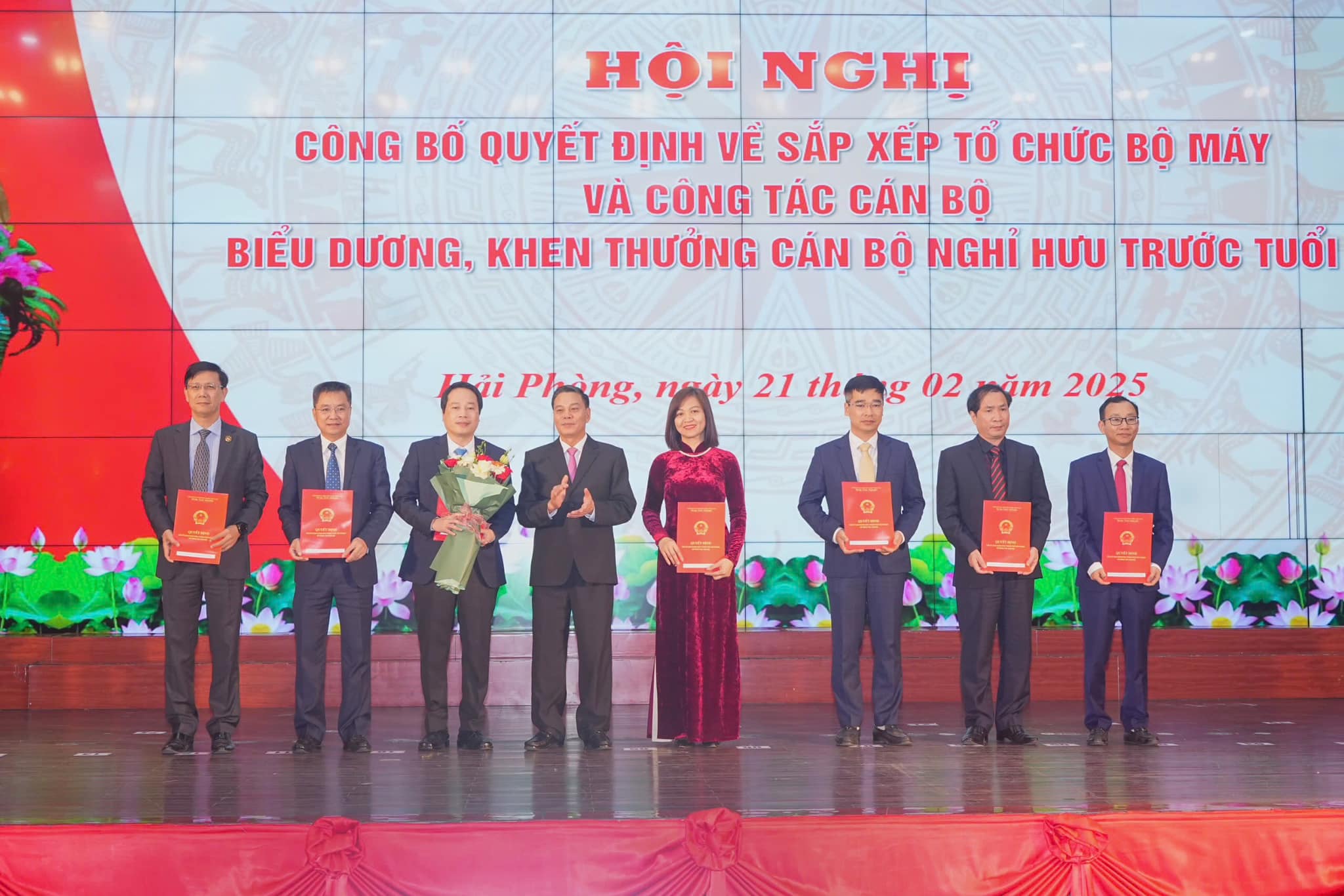 Ông Nguyễn Văn Tùng, Chủ tịch UBND TP. Hải Phòng trao Quyết định và tặng hoa cho ông Nguyễn Ngọc Tú, Giám đốc Sở tài chính (thứ 3 từ trái sang) và Ban giám đốc Sở tài chính