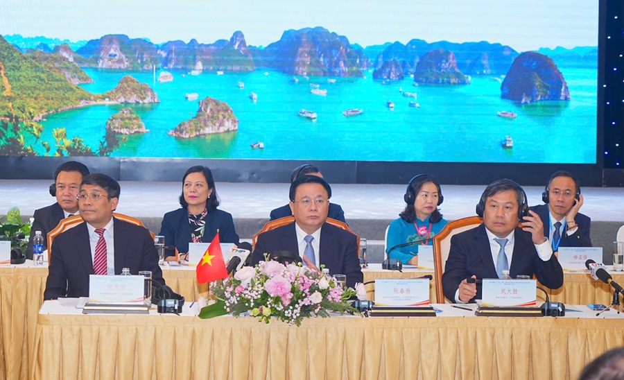 Ông Nguyễn Xuân Thắng, Giám đốc Học viện Chính trị Quốc gia Hồ Chí Minh, Chủ tịch Hội đồng Lý luận Trung ương (giữa) tại chương trình gặp gỡ