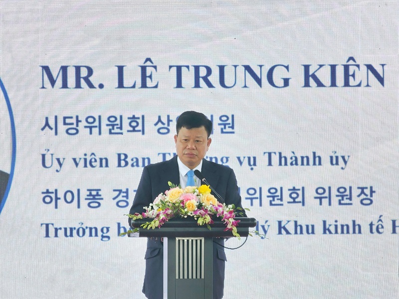 Ông Lê Trung Kiên, Trưởng ban Ban quản lý Khu kinh tế Hải Phòng phát biểu tại lễ khởi công. Ảnh: Thanh Sơn