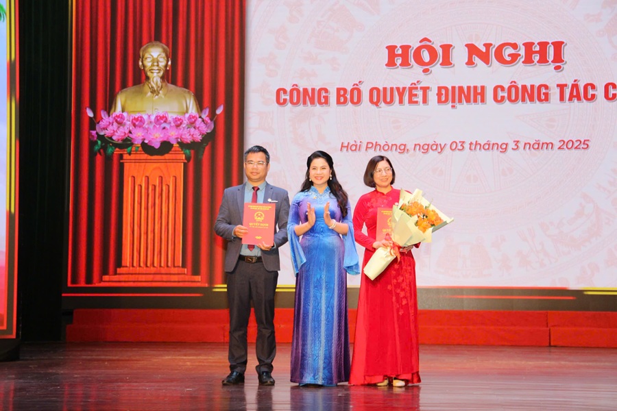 Giám đốc Sở Văn hóa, Thể thao và Du lịch Hải Phòng trao Quyết định bổ nhiệm cho lãnh đạo Phòng Thông tin - Báo chí - Xuất bản Sở
