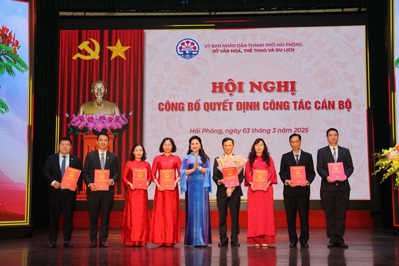 Bà Trần Thị Hoàng Mai, Giám đốc Sở Văn hóa, Thể thao và Du lịch Hải Phòng trao Quyết định bổ nhiệm cho lãnh đạo các phòng, đơn vị thuộc Sở