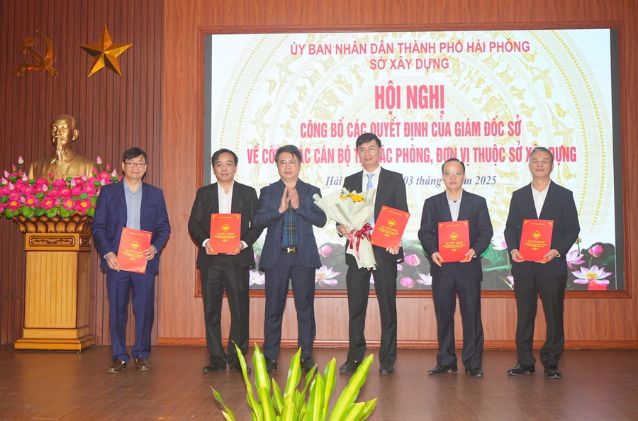 Giám đốc Sở Xây dựng trao Quyết định bổ nhiệm cho lãnh đạo Văn phòng Sở