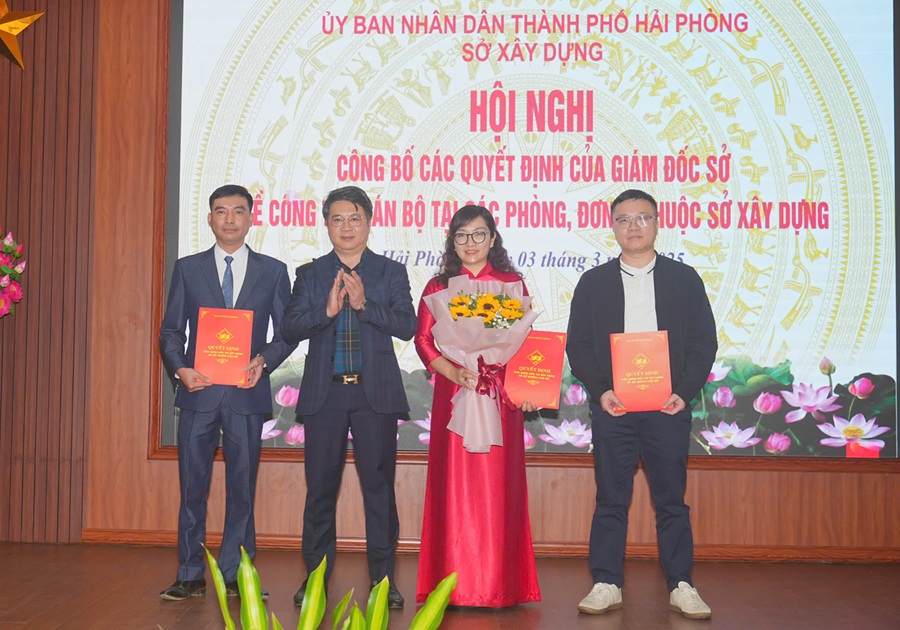 Ông Nguyễn Thành Hưng, Giám đốc Sở Xây dựng Hải Phòng trao Quyết định bổ nhiệm cho lãnh đạo các phòng, đơn vị thuộc Sở