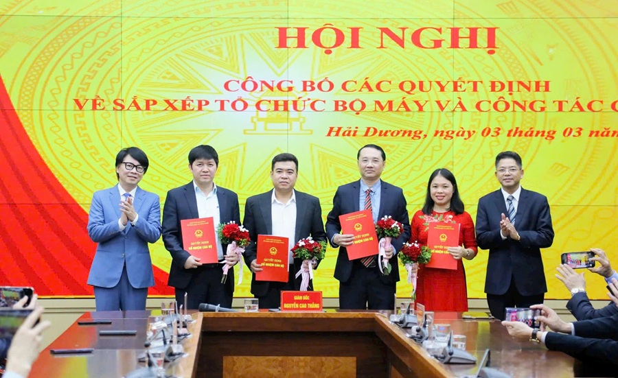 Lãnh đạo Sở Khoa học và Công nghệ Hải Dương trao quyết định bổ nhiệm cho các cán bộ Văn phòng Sở. Ảnh: Hà Kiên
