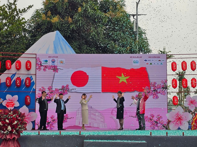 Các đại biểu ấn nút khai mạc Lễ hội Hoa Anh Đào Hải Phòng - Nam Cầu Kiền 2025. Ảnh: Thanh Sơn