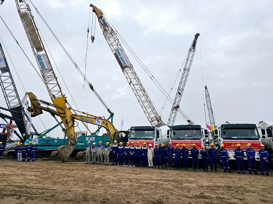 Công nhân thi công Dự án vành đai 2. Ảnh: Thanh Sơn