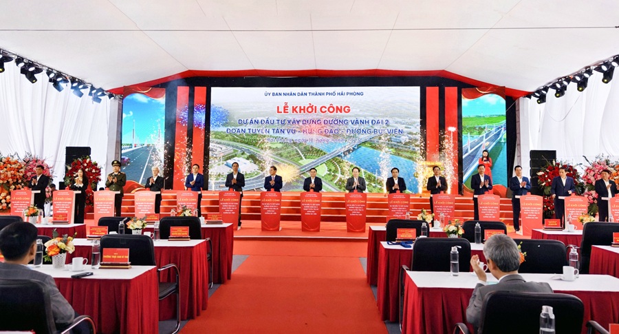 Ông Trần Cẩm Tú, Thường trực Ban Bí thư dự và phát lệnh khởi công Dự án cùng các đại biểu lãnh đạo TP. Hải Phòng. Ảnh: Thanh Sơn
