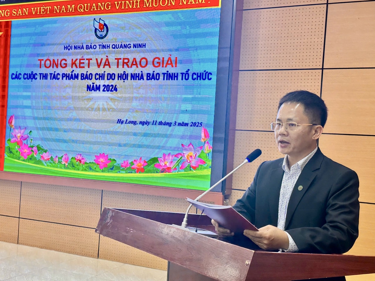 Ông Đỗ Ngọc Hà, Phó chủ tịch Thường trực Hội Nhà báo tỉnh Quảng Ninh phát biểu tại hội nghị