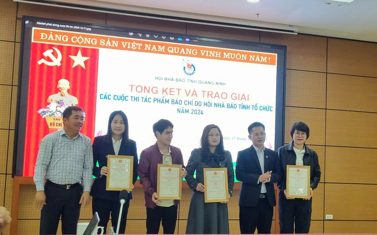 Phóng viên Nguyễn Thị Quỳnh Nga (thứ 2 từ trái qua), báo tài chính Đầu tư nhận giải C