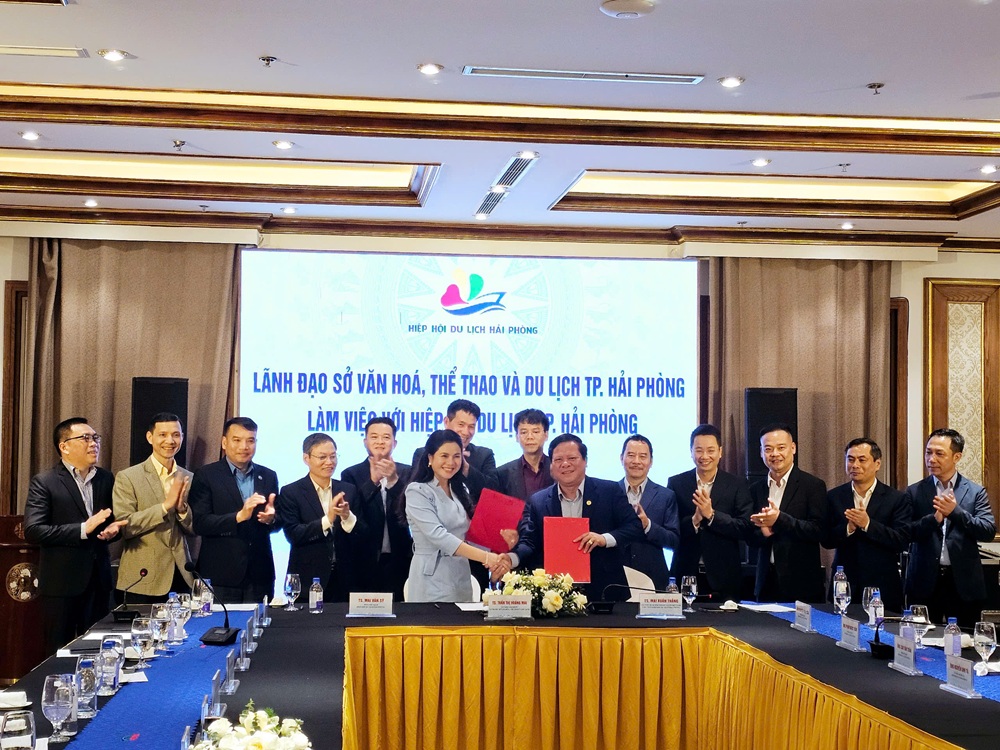 Lãnh đạo Sở Văn hóa, Thể thao và Du lịch và Lãnh đạo Hiệp hội Du lịch Hải Phòng thực hiện ký biên bản ghi nhớ