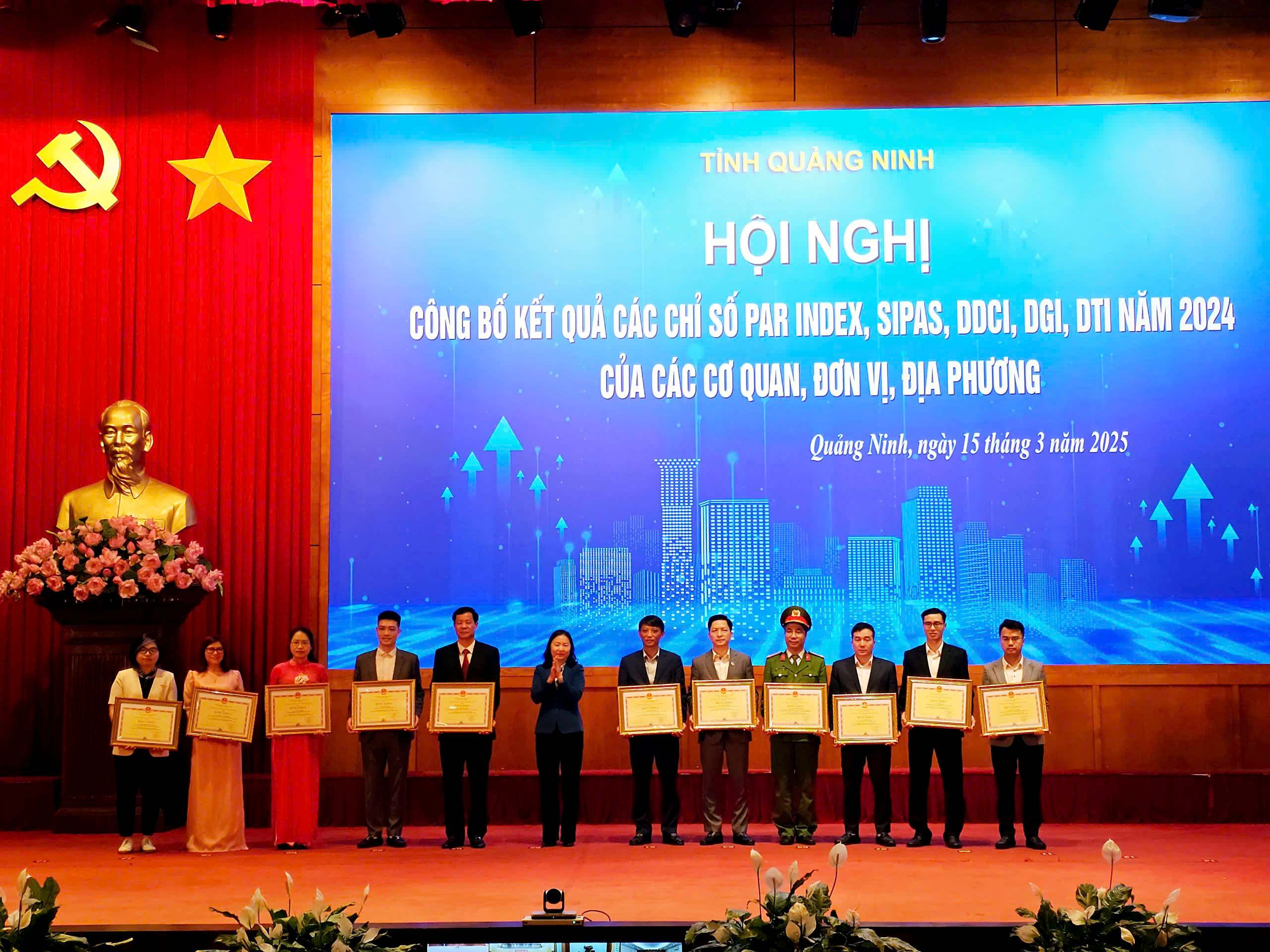 Bà Vi Ngọc Bích, Phó chủ tịch Thường trực HĐND tỉnh tặng Bằng khen cá nhân có thành tích xuất sắc, tiêu biểu trong triển khai, thực hiện đầy đủ nội dung trong Phong trào thi đua Đẩy mạnh cải cách hành chính trên địa bàn tỉnh Quảng Ninh năm 2024