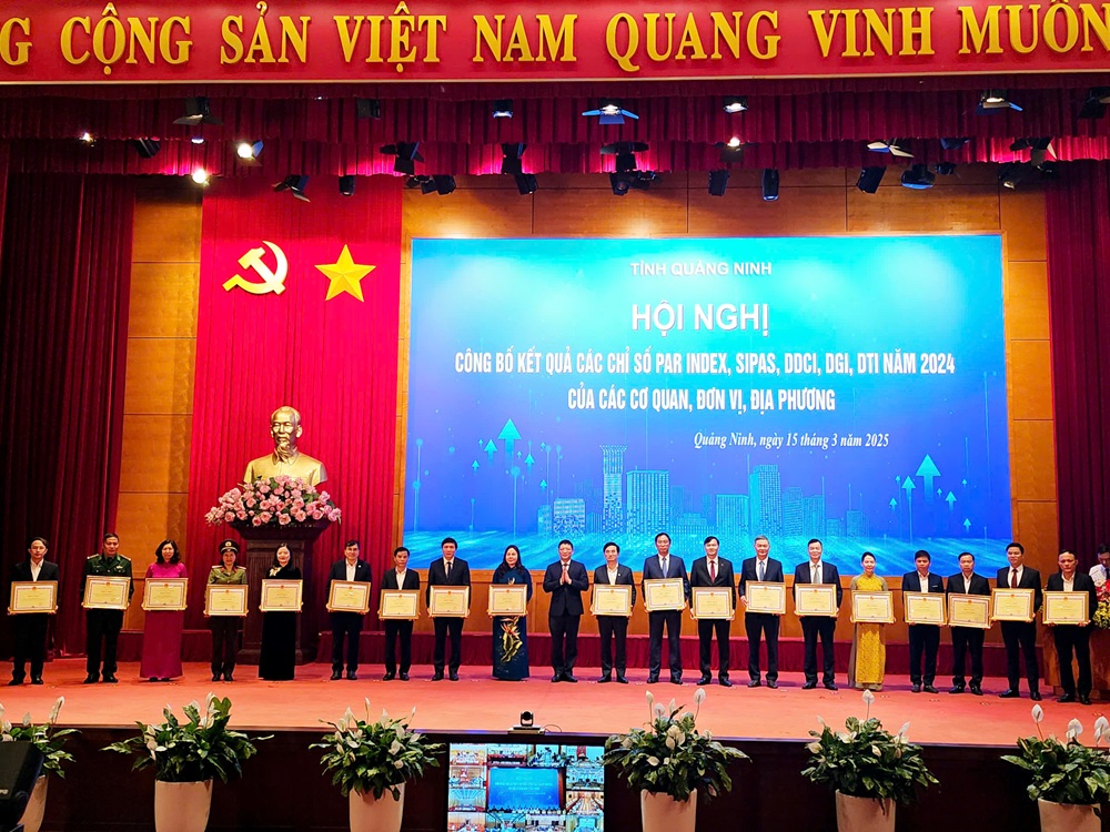 Ông Nghiêm Xuân Cường, Phó chủ tịch UBND tỉnh Quảng Ninh trao tặng Bằng khen cho những cá nhân có thành tích xuất sắc trong việc nâng cao các chỉ số của các cơ quan, đơn vị, địa phương. Ảnh: Thanh Sơn