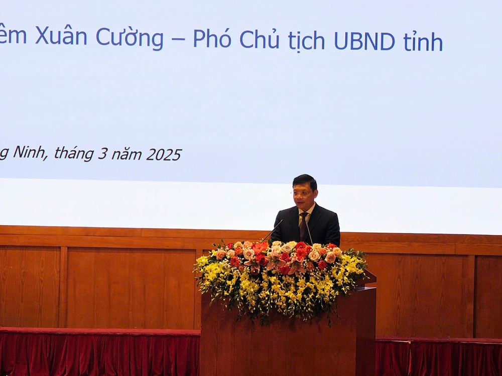 Ông Nghiêm Xuân Cường, Phó chủ tịch UBND tỉnh Quảng Ninh trình bày Báo cáo đánh giá kết quả các Chỉ số PAR INDEX, SIPAS, DDCI, DGI, DTI của các cơ quan, đơn vị, địa phương tỉnh Quảng Ninh năm 2024. Ảnh: Thanh Sơn