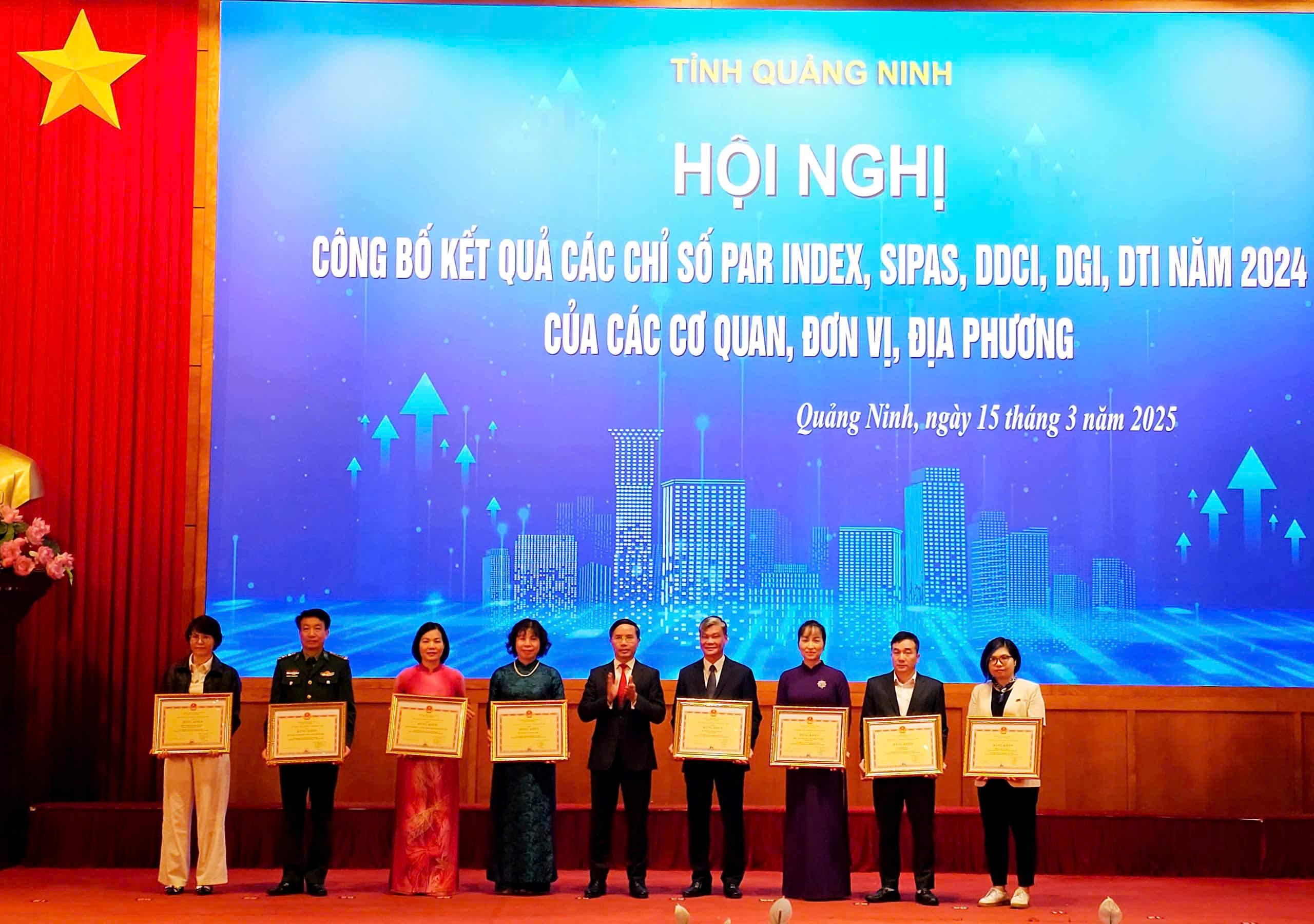 Ông Phạm Đức Ấn, Chủ tịch UBND tỉnh Quảng Ninh tặng Bằng khen cho tập thể có thành tích xuất sắc, tiêu biểu trong triển khai, thực hiện đầy đủ nội dung trong Phong trào thi đua “Đẩy mạnh cải cách hành chính trên địa bàn tỉnh Quảng Ninh năm 2024”. Ảnh: Thanh Sơn