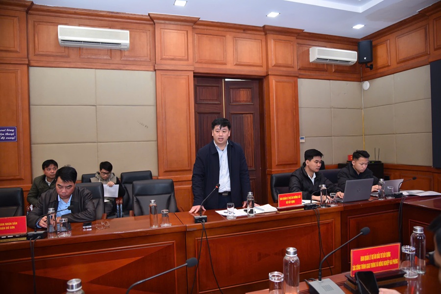 Đại diện Ban quản lý Dự án đường sắt (Bộ Xây dựng) báo cáo tại cuộc họp
