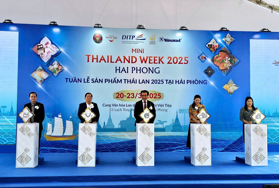 Các đại biểu nhấn nút khai mạc Tuần lễ sản phẩm Thái Lan 2025 tại Hải Phòng