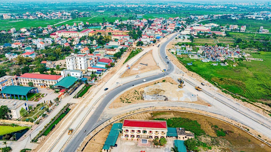 Dự án Nâng cấp, mở rộng đường tỉnh 391 đoạn từ TP Hải Dương đến đường trục Đông - Tây, tỉnh Hải Dương đang được tích cực thi công xây dựng. Ảnh: Thành Chung