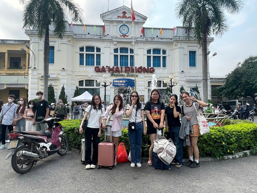 Khách du lịch đến check-in tại Ga Hải Phòng. Ảnh: Thanh Sơn