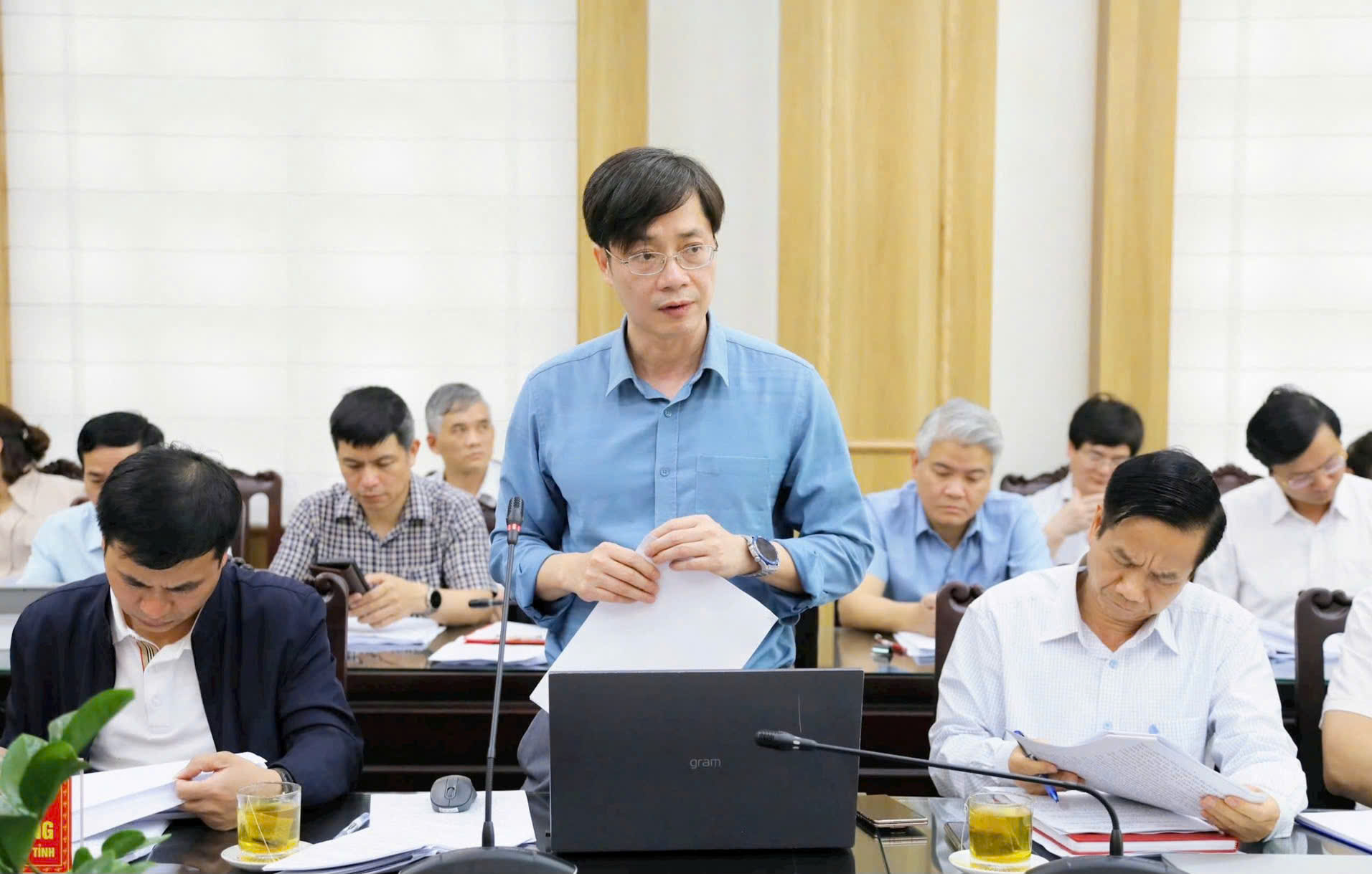 Ông Nguyễn Trọng Tuệ, Giám đốc Sở tài chính Hải Dương báo cáo tình hình thực hiệm nhiệm vụ kinh tế - xã hội quý I/2025