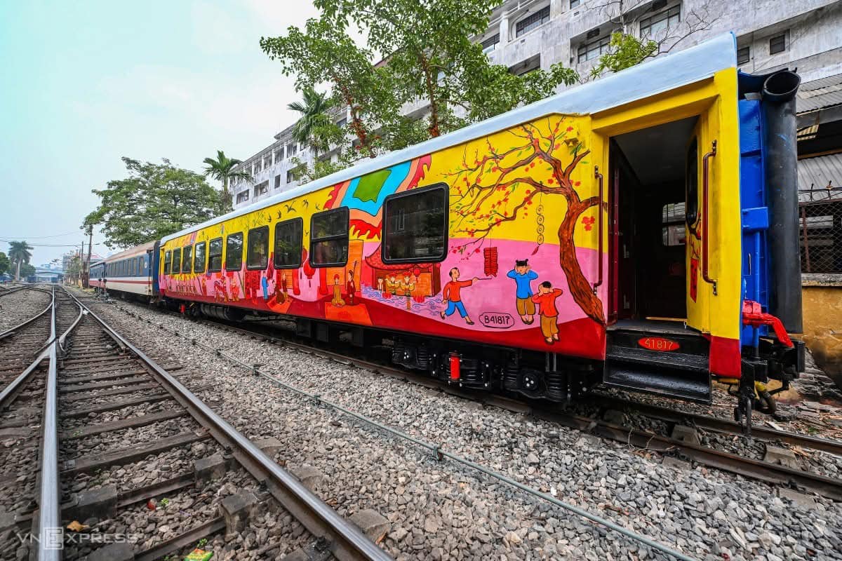 Toa tàu trên tuyến Hà Nội – Hải Phòng được trang trí dịp Tết Nguyên đán 2025