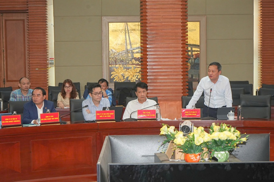 Đại diện lãnh đạo doanh nghiệp báo cáo tại cuộc họp