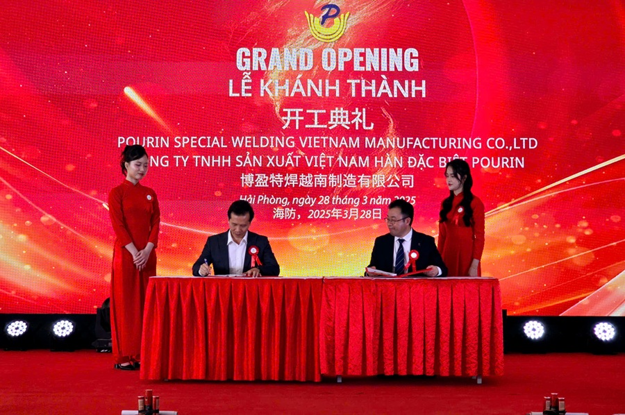 Ông Li Xiao Dong, Tổng giám đốc Công ty Pourin Việt Nam (phải) ký kết hợp đồng mua đất giai đoạn 2 với ông Nguyễn Thành Phương, Tổng giám đốc Tập đoàn Sao Đỏ (trái). Ảnh: Thanh Sơn