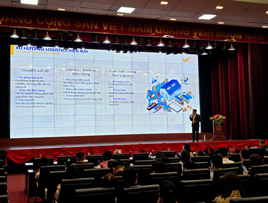 Đại diện Bưu điện Việt Nam giới thiệu về giải pháp logistics tối ưu dành cho doanh nghiệp. Ảnh: Thanh Sơn