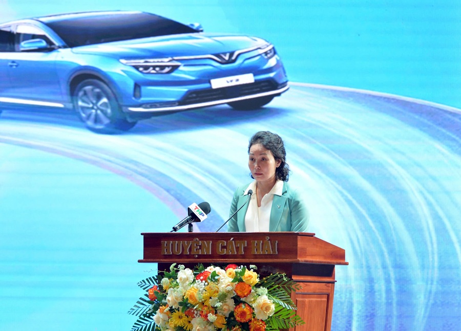 Bà Lê Thị Thu Thủy, Phó chủ tịch Tập đoàn Vingroup kiêm Chủ tịch VinFast tham luận tại Hội thảo