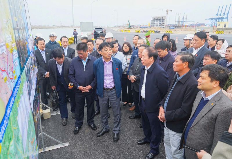 Đoàn công tác Ủy ban kinh tế của Quốc hội và lãnh đạo Thành phố Hải Phòng trong chuyến đi khảo sát thực tế Dự án đầu tư xây dựng tuyến đường sắt Lào Cai - Hà Nội - Hải Phòng tại vị trí Ga đường sắt Cảng Lạch Huyện tháng 2/2025