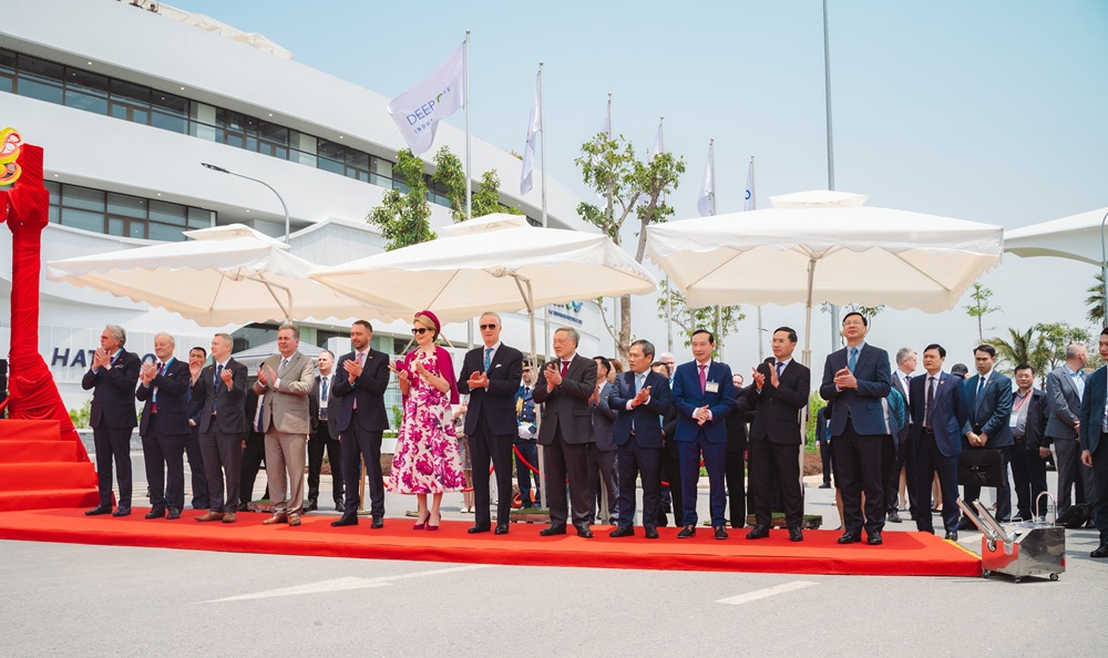Các đại biểu chứng kiến lễ khai trương Tổ hợp Văn phòng dịch vụ hiện đại tại KCN Bắc Tiền Phong. Ảnh: DEEP C