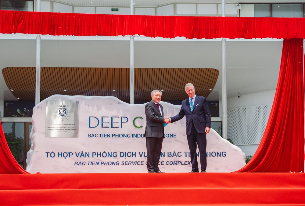 Nhà vua Vương quốc Bỉ Philippe và Phó Thủ tướng Thường trực Chính phủ Trương Hòa Bình kéo băng khai trương Tổ hợp Văn phòng dịch vụ hiện đại tại KCN Bắc Tiền Phong