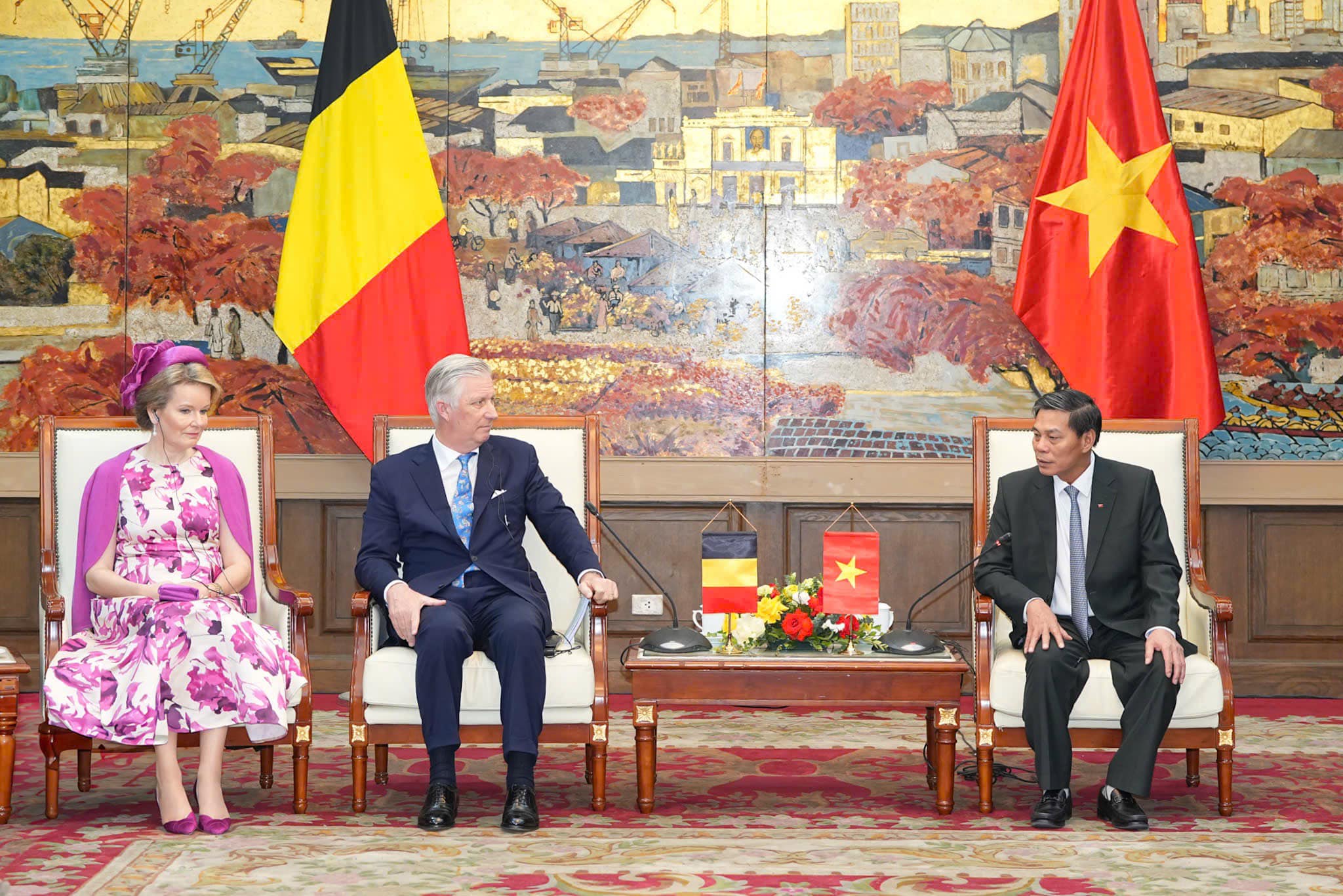 Ông Nguyễn Văn Tùng, Chủ tịch UBND thành phố tiếp Nhà vua Vương quốc Bỉ Philippe và Hoàng hậu thăm, làm việc tại Hải Phòng