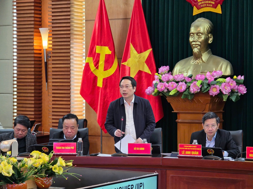 Ông Nguyễn Ngọc Tú, Giám đốc Sở tài chính Hải Phòng báo cáo về tình hình kinh tế, xã hội Thành phố quý I./025. Ảnh: Thanh Sơn