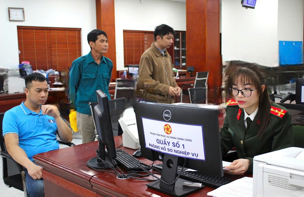 Người dân đến làm thủ tục hành chính tại Trung tâm Phục vụ hành chính công tỉnh Hải Dương. Ảnh: Phong Tuyết